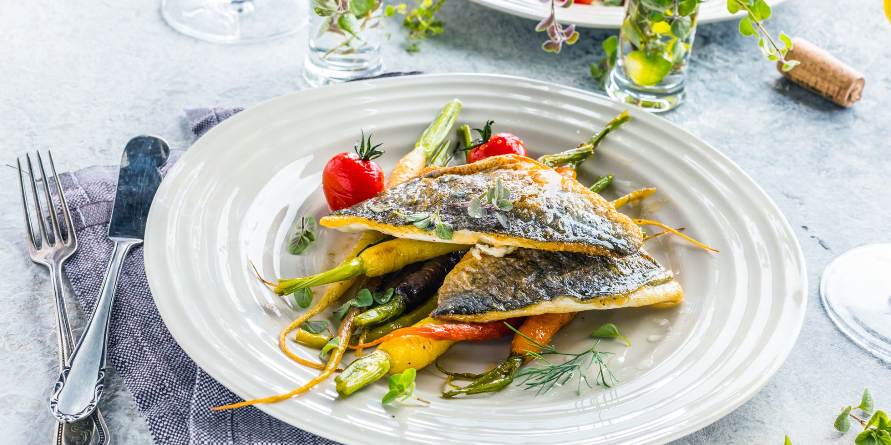 Запечений сибас із заправкою з лимона та каперсів