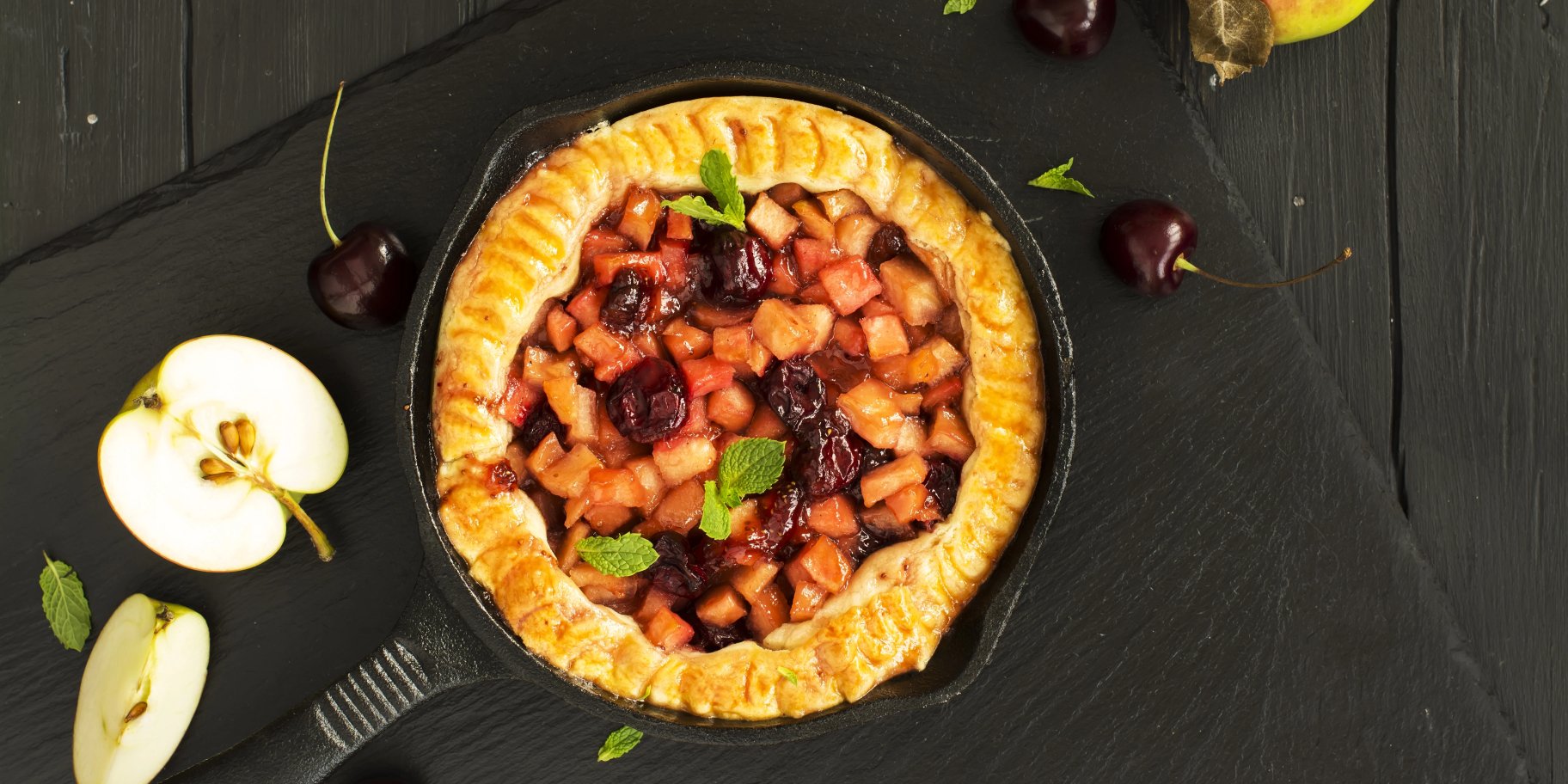 Пиріг з вишнями та яблуками