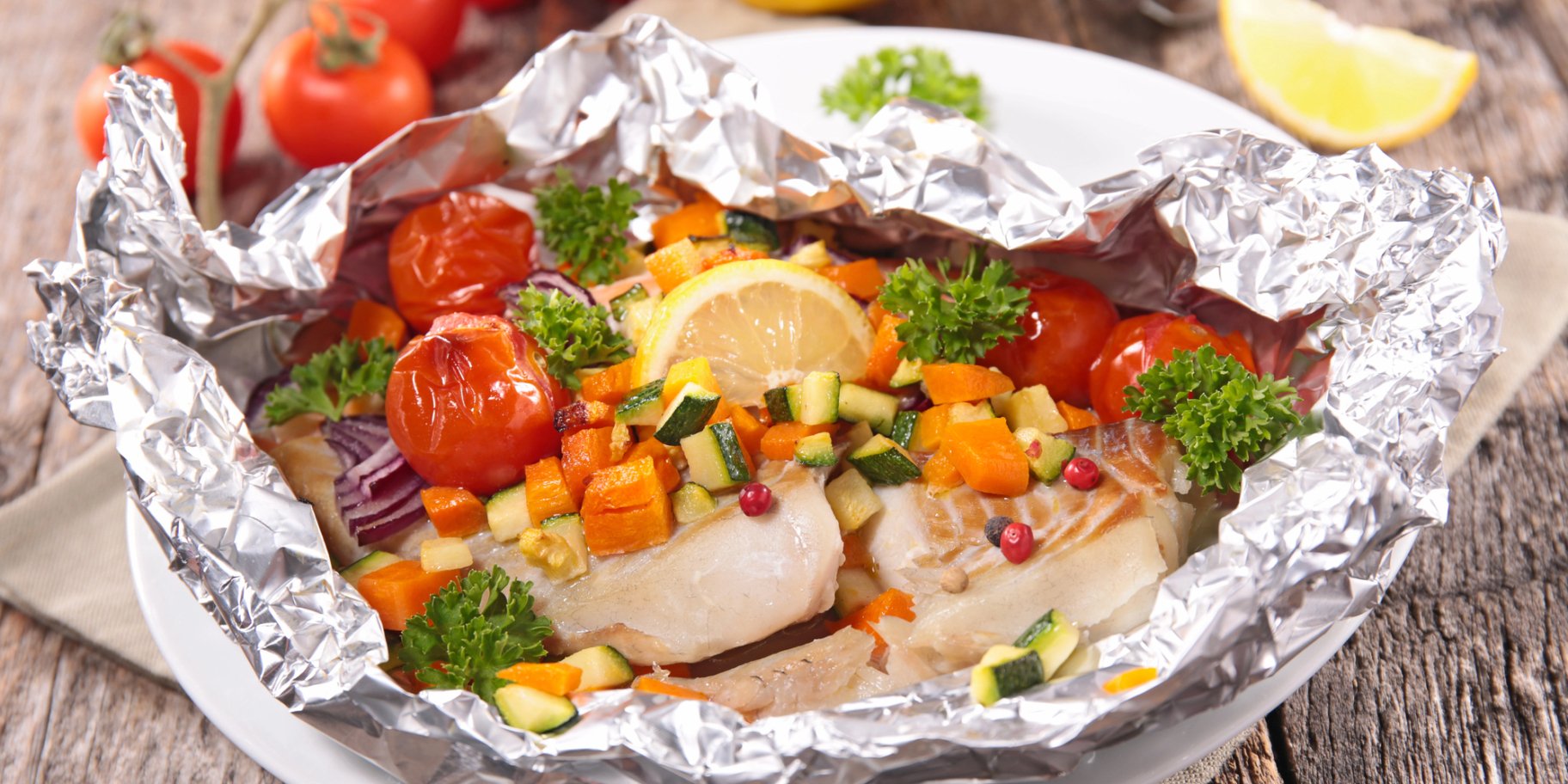 Риба у фользі з овочами