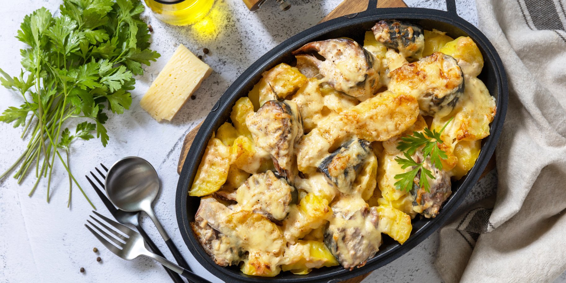 Запечена скумбрія з картоплею та сиром