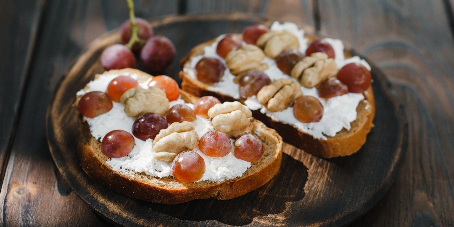 Канапе з горіхами й виноградом