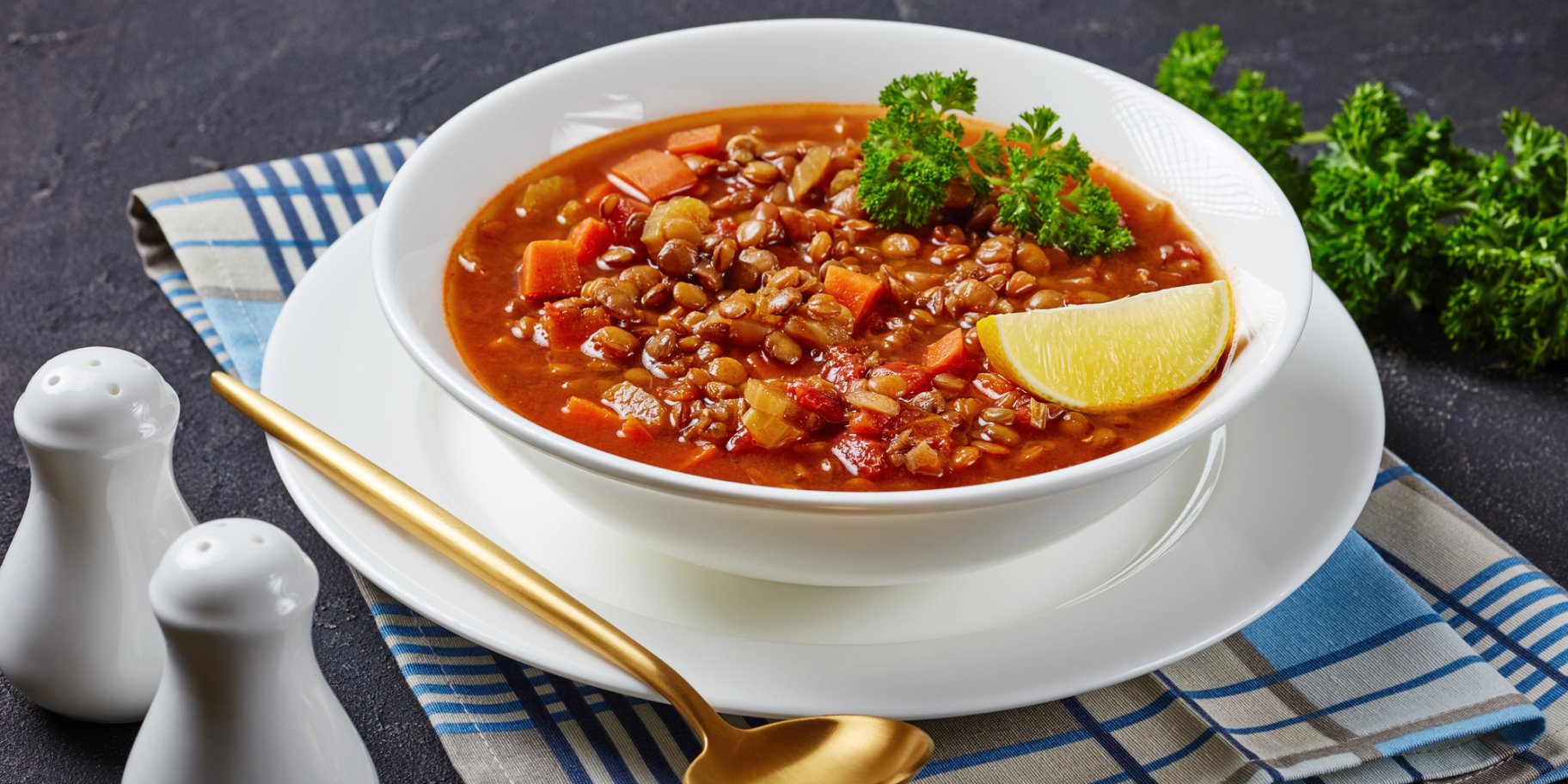 Суп з червоної сочевиці з лимоном та кропом