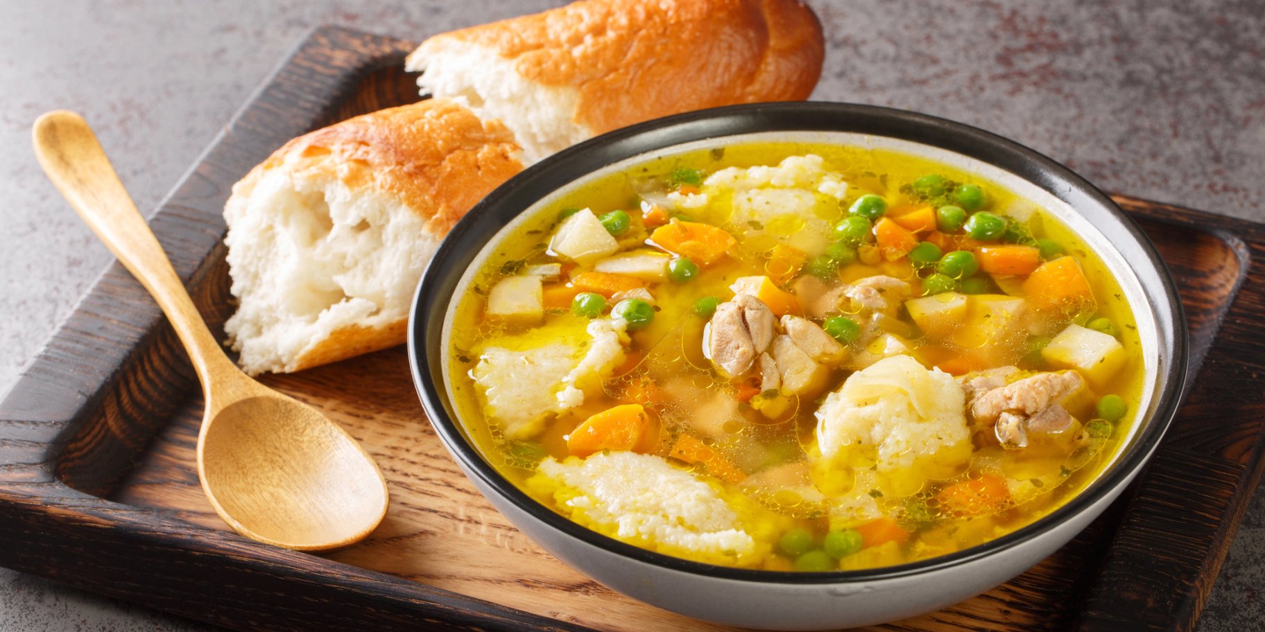 Весняний суп з куркою та овочами