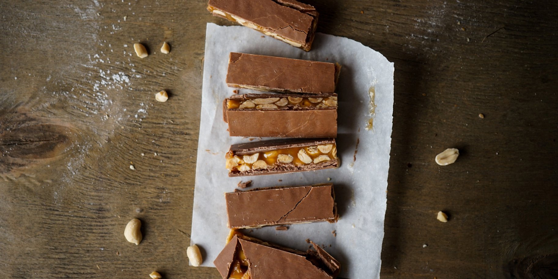 Шоколадні батончики з арахісом і фініками
