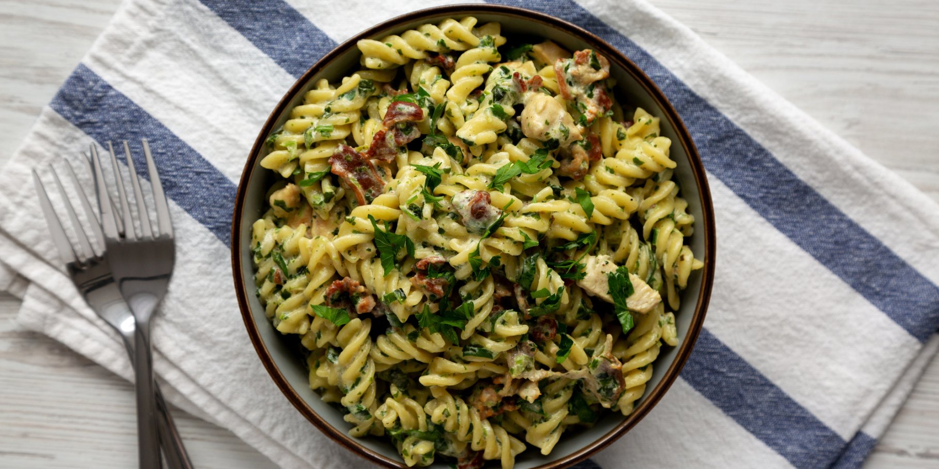 Паста з молодою капустою та горошком