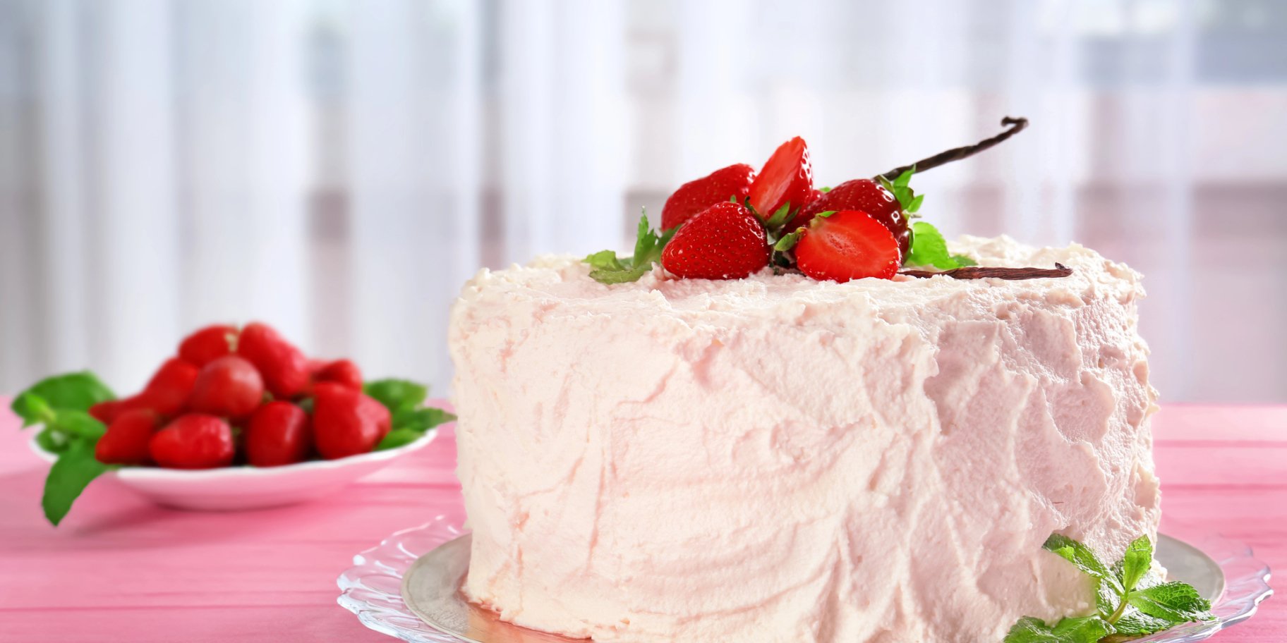 Банановий торт з полуничним кремом