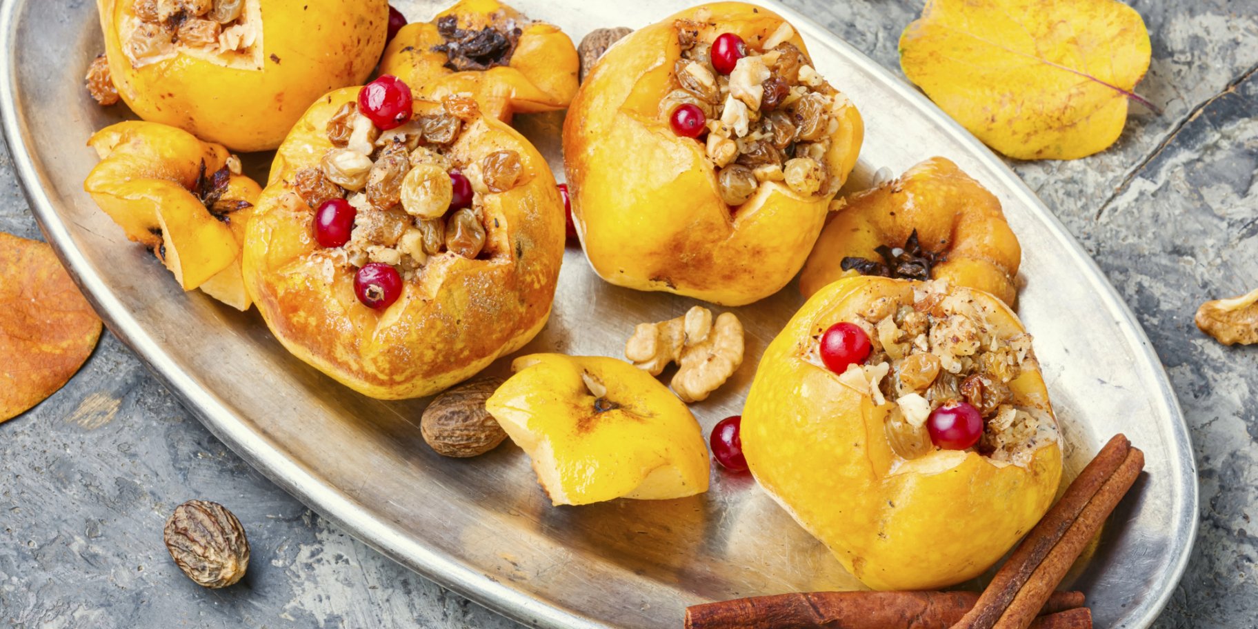 Айва, запеченная в духовке с медом и орехами Айва, запеченная в духовке с медом и орехами