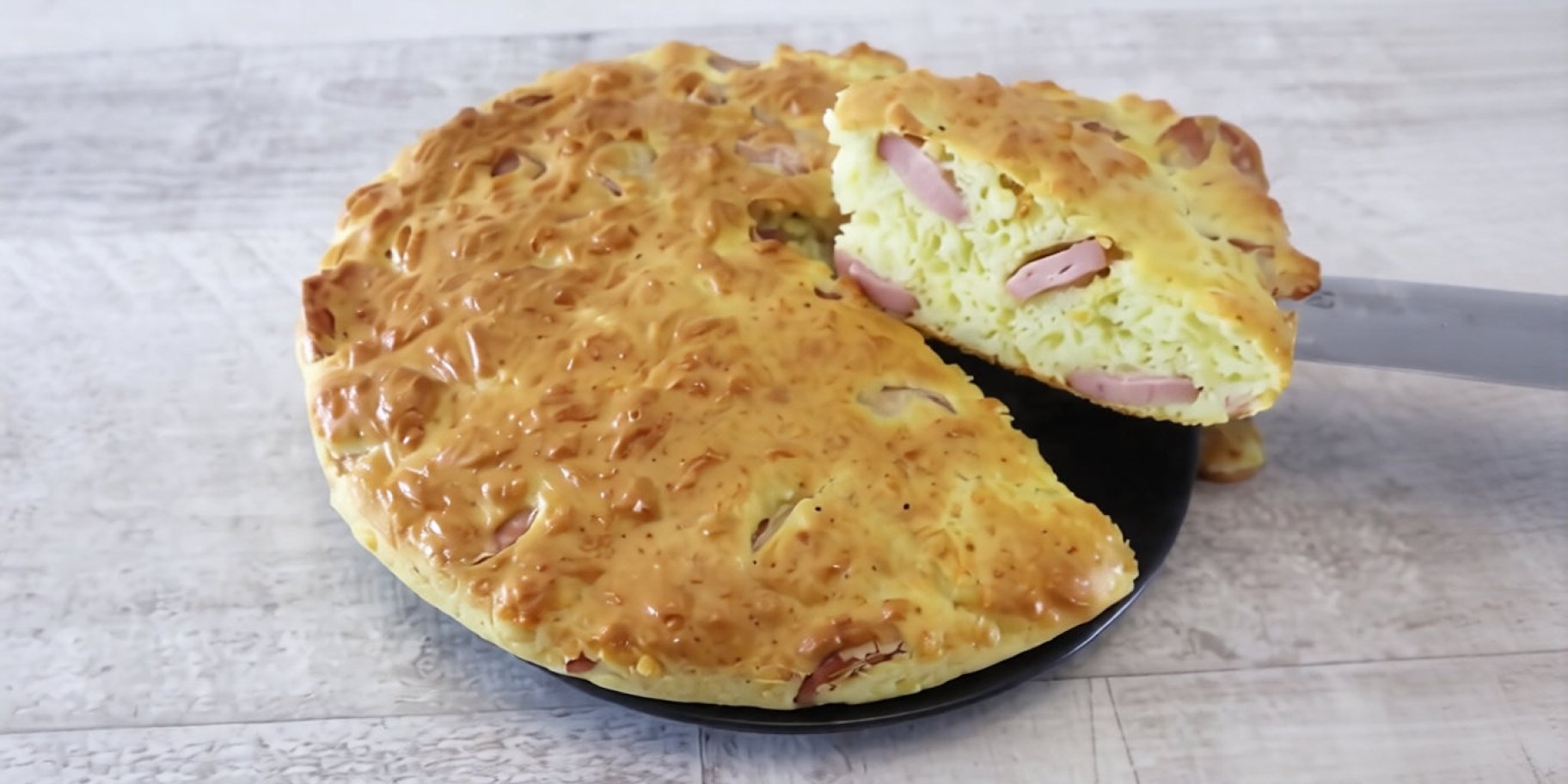 Пиріг із сиром і сосисками