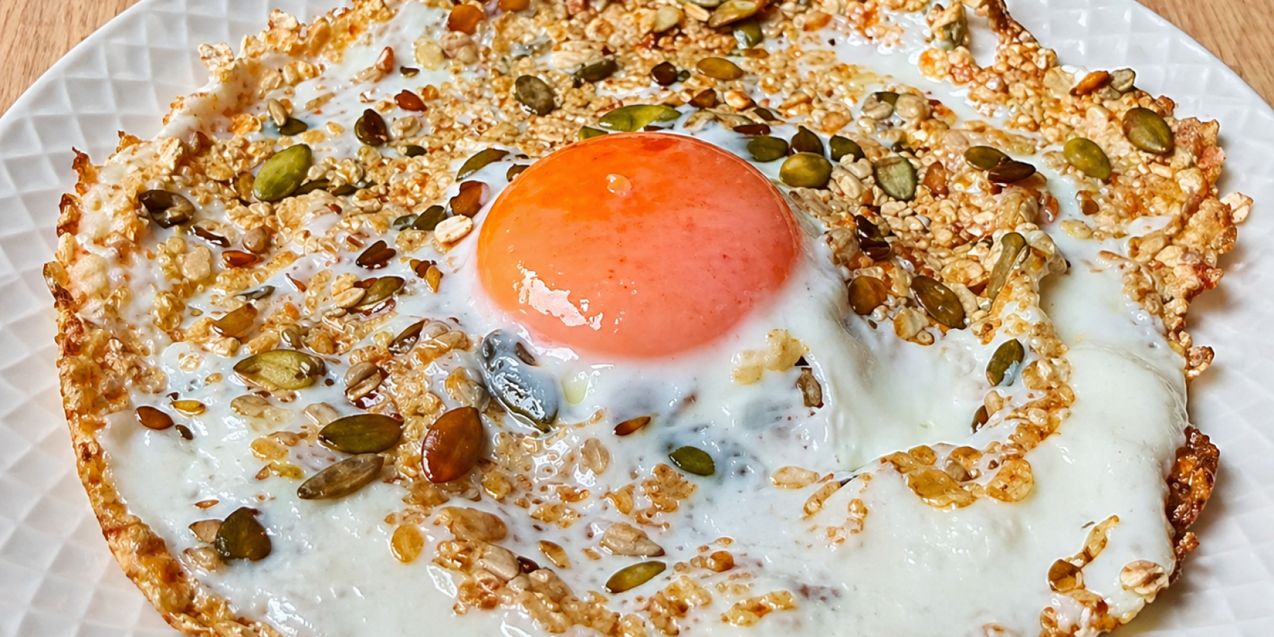 Яєчня з сиром вівсянкою та насінням