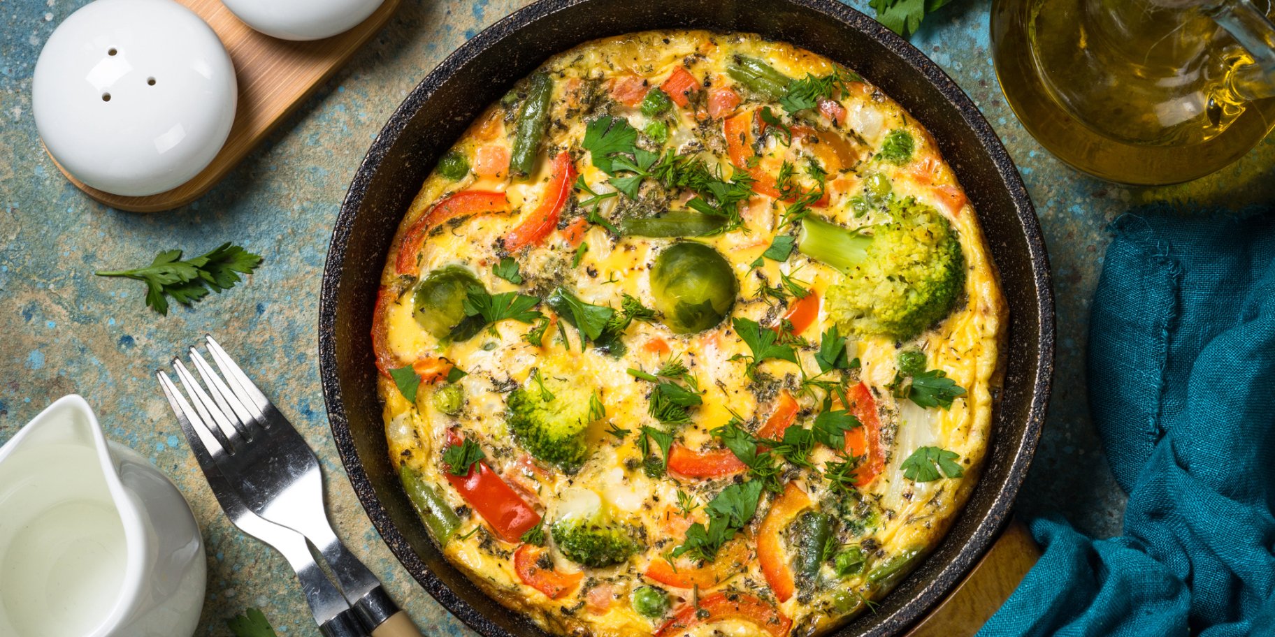 Запечена броколі з яйцями та моцарелою