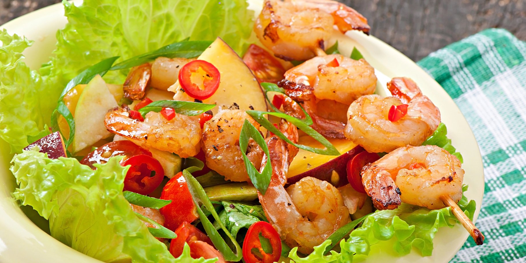Салат з креветками, нектаринами та овочами