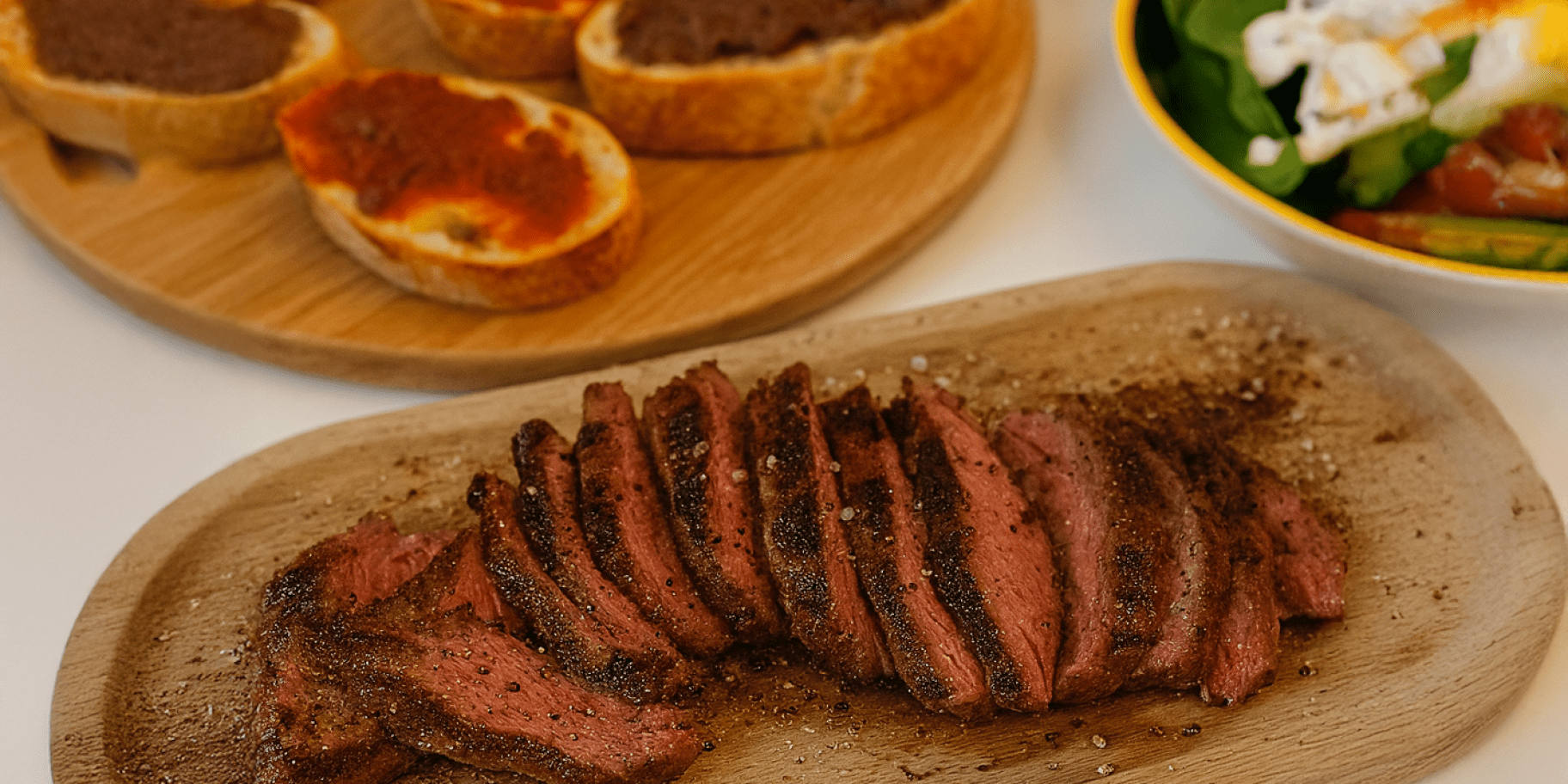 Стейк з салатом зі страчетели та брускетами