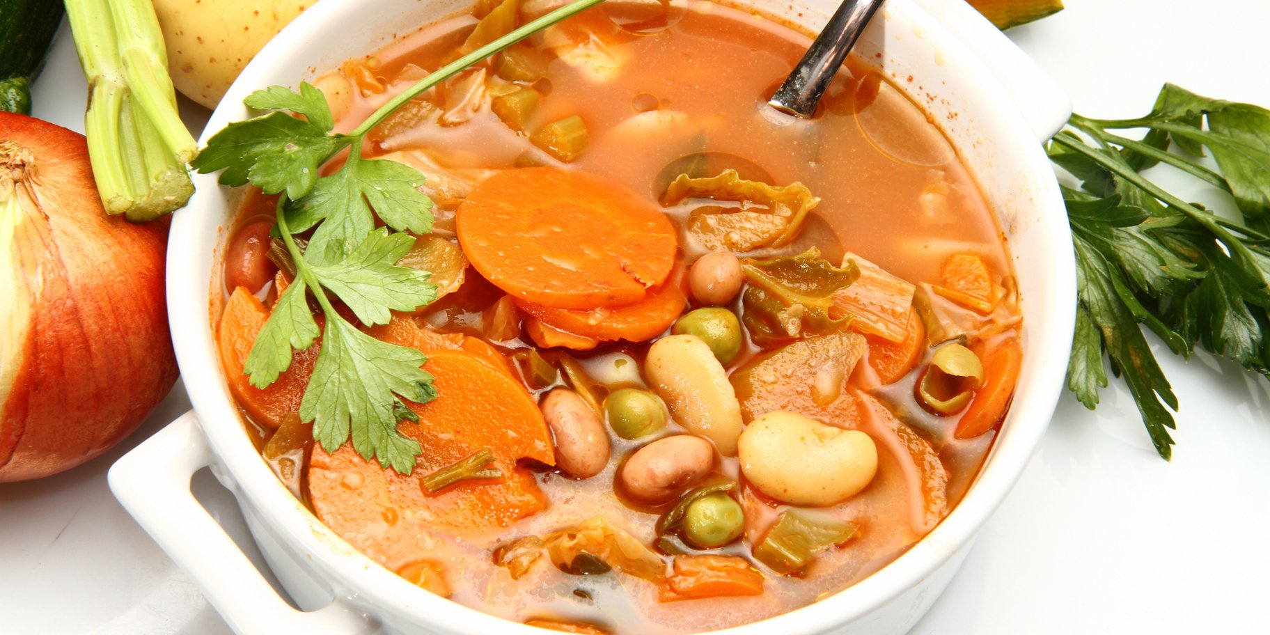 Суп із капусти та білої квасолі з лимоном і куркумою