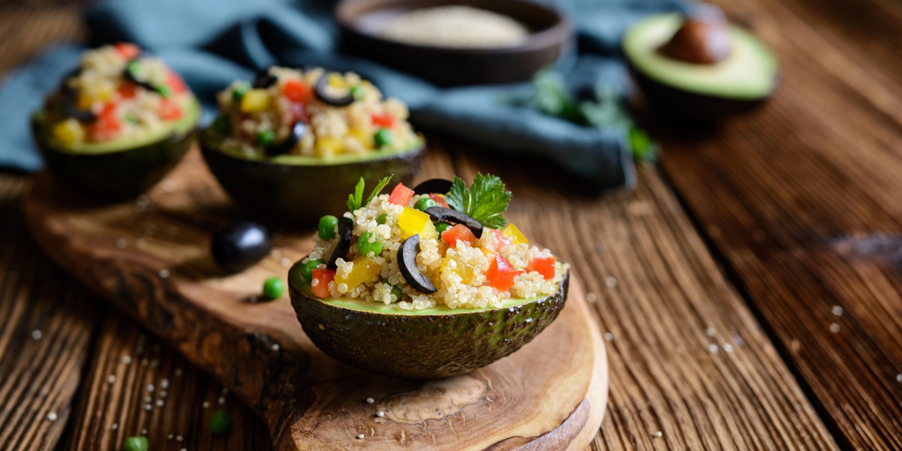 Фаршироване авокадо з кіноа та овочами