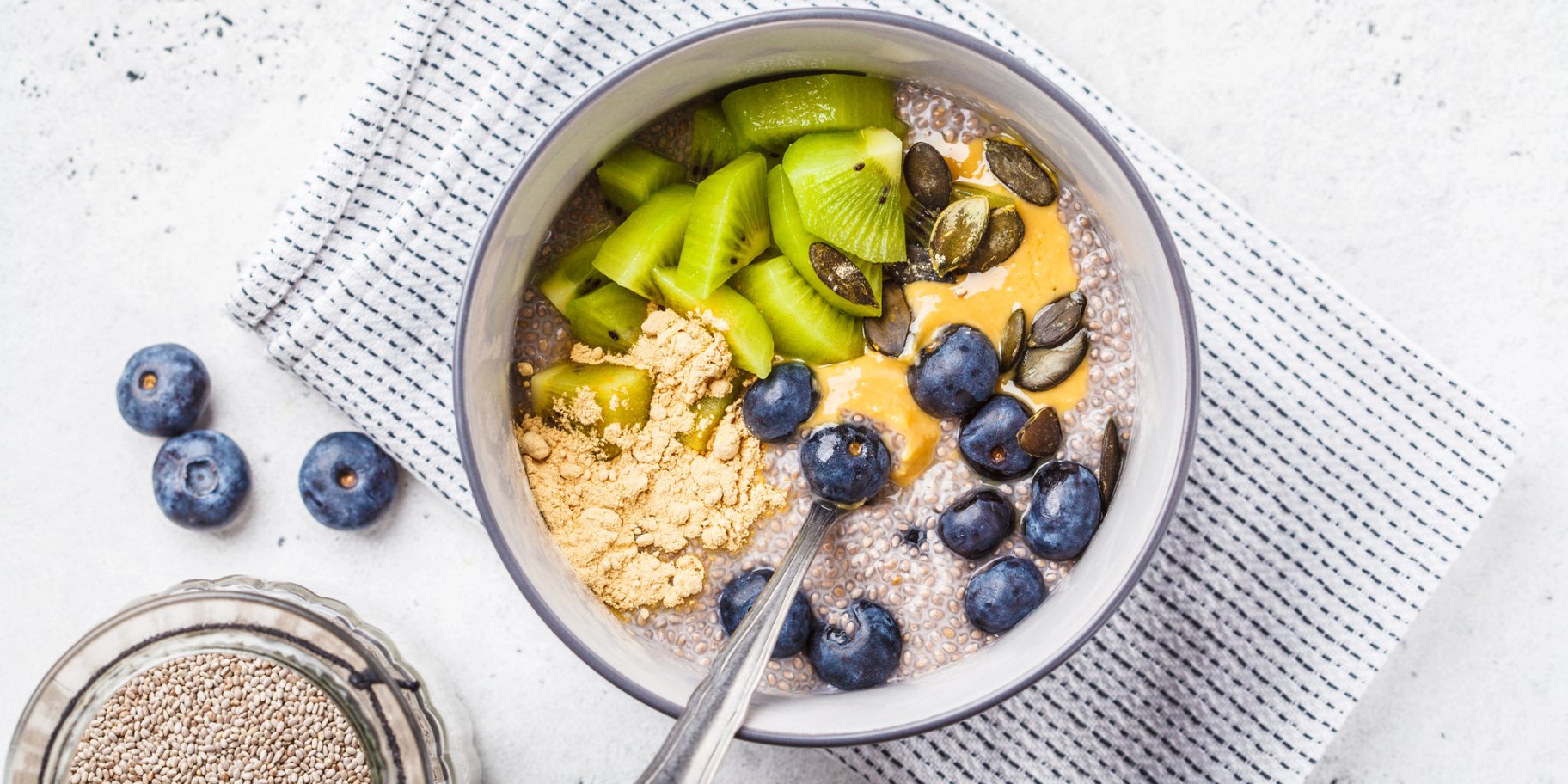 Чіа-пудинг з лохиною та арахісовим маслом