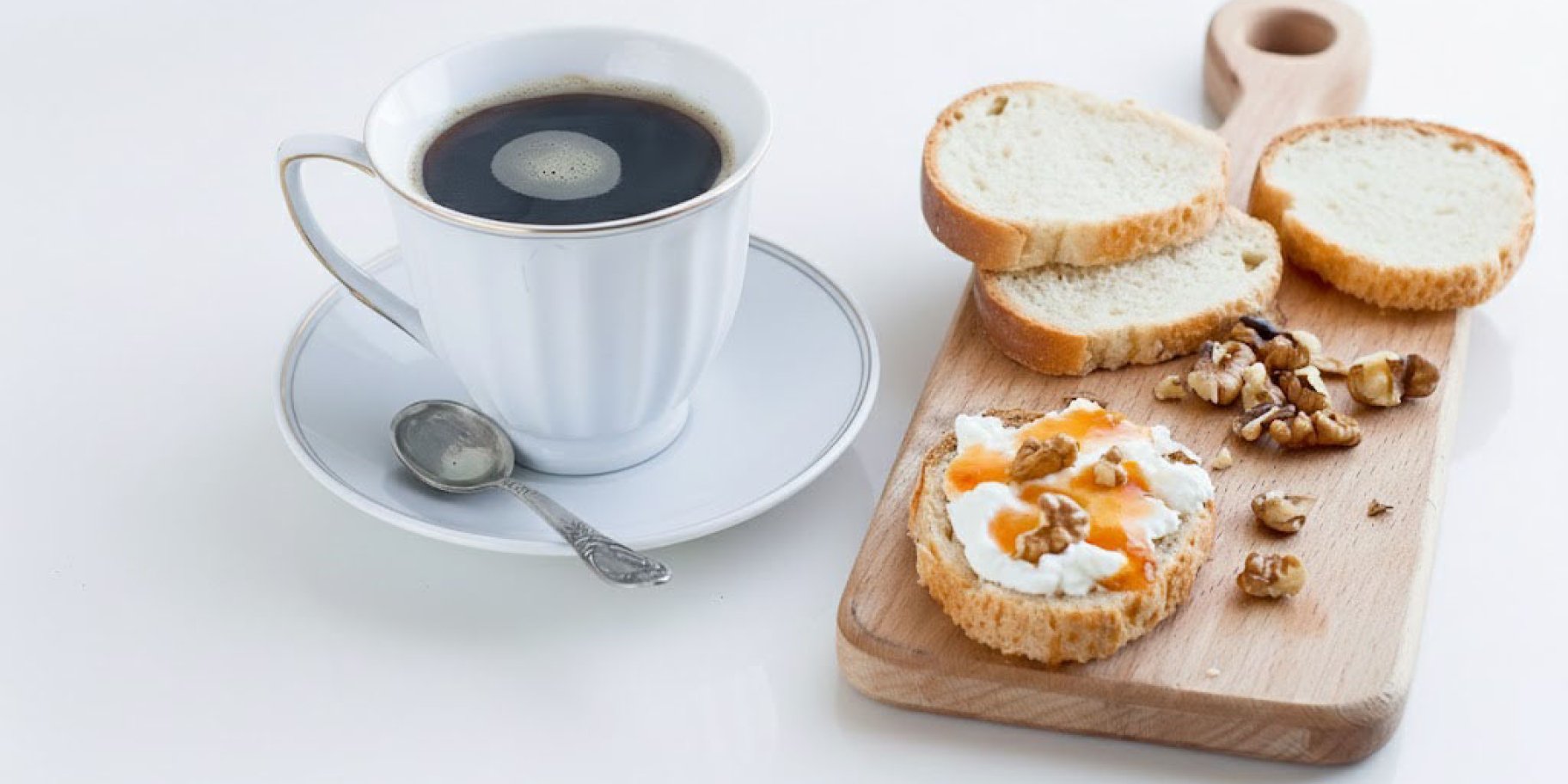 Сирні канапки з горіхами та медом