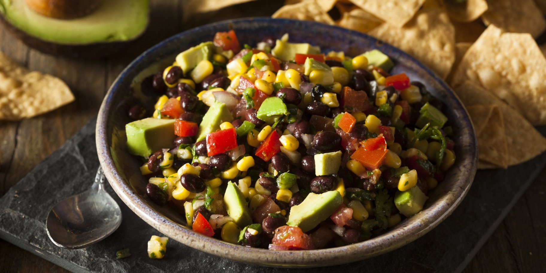 Салат з консервованої кукурудзи, квасолі та авокадо