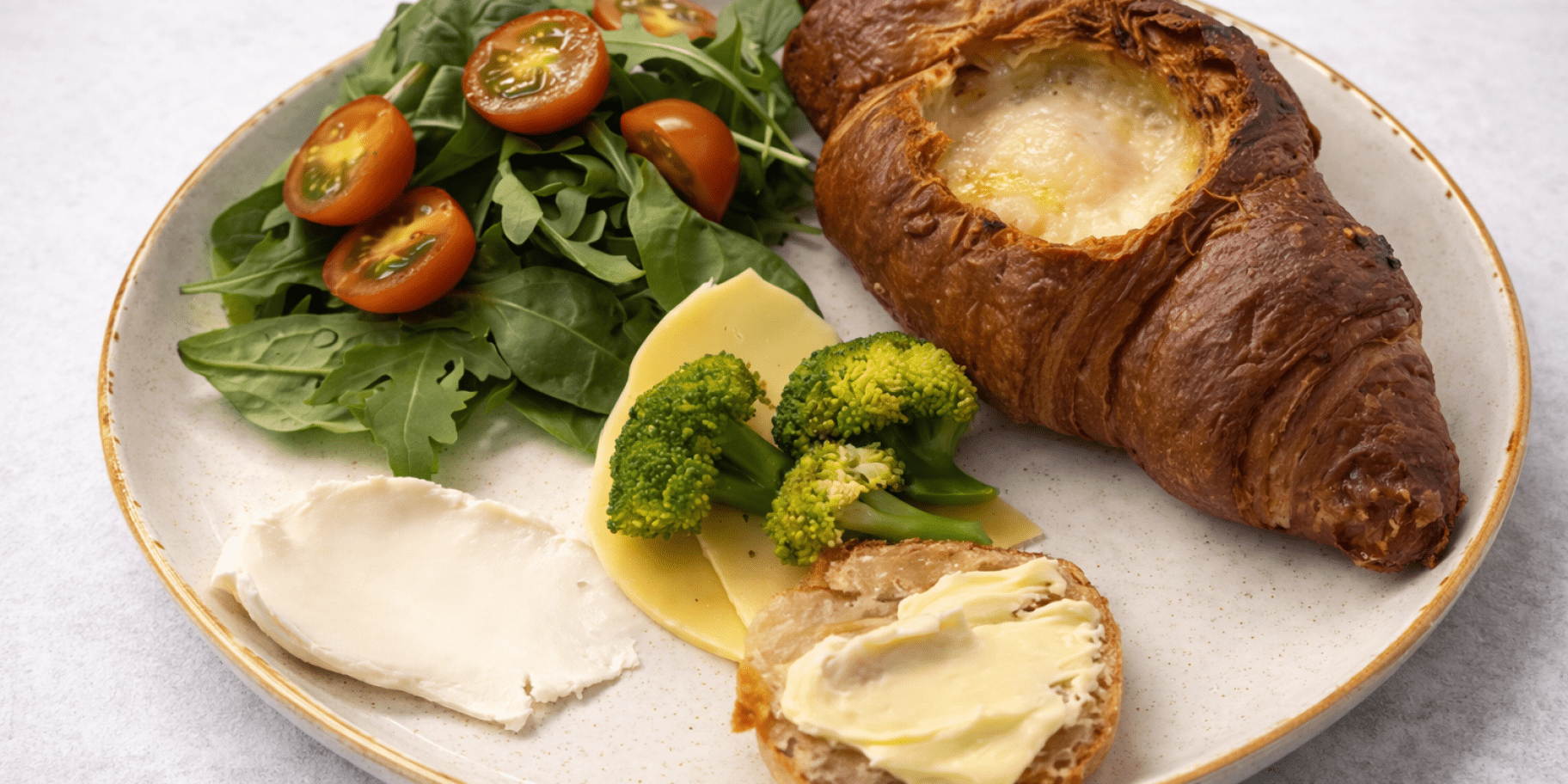 Запечений круасан з яйцем