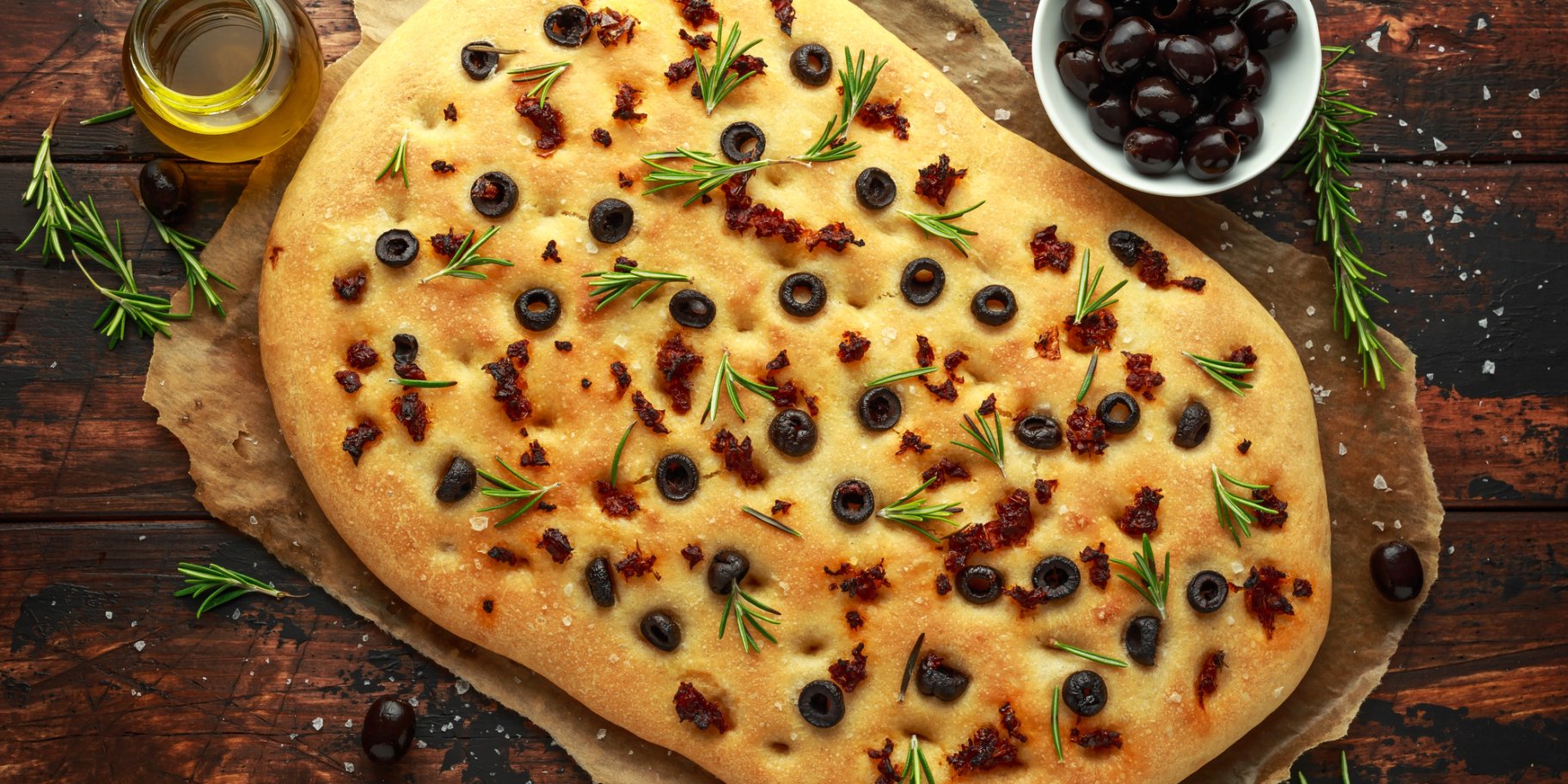 Фокача з цілозернового борошна з томатами та оливками