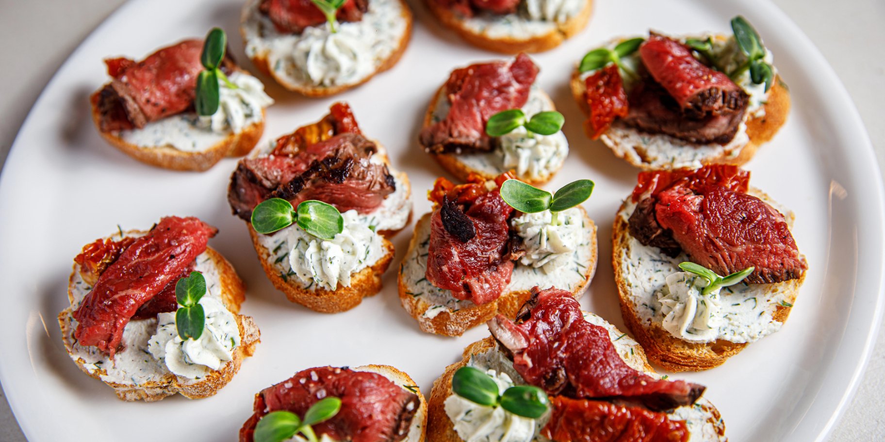 Брускети з яловичиною та журавлиновим конфі