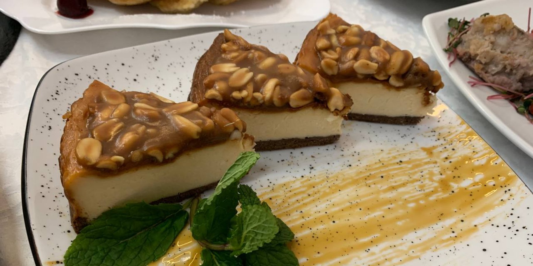 Чізкейк з карамеллю і горіхами