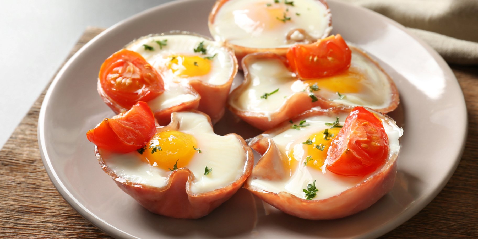 Кошики з шинкою та яйцями