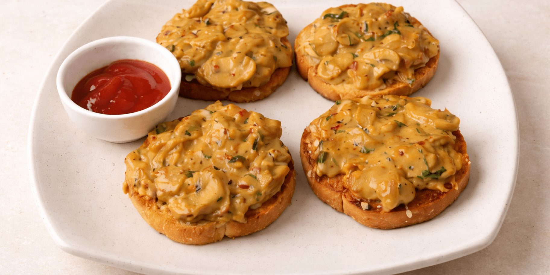 Тости з печерицями та вершковим соусом