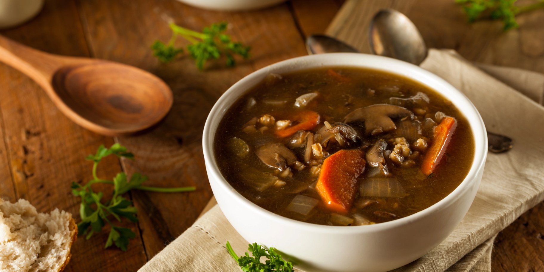 Корисний суп з перловкою та грибами
