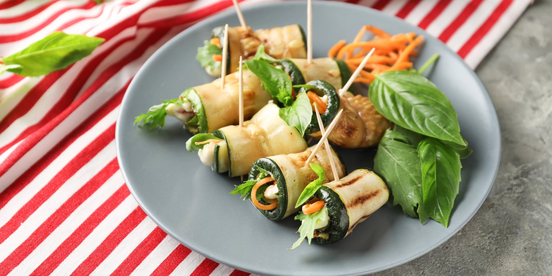Рулетики з цукіні з морквою і болгарським перцем