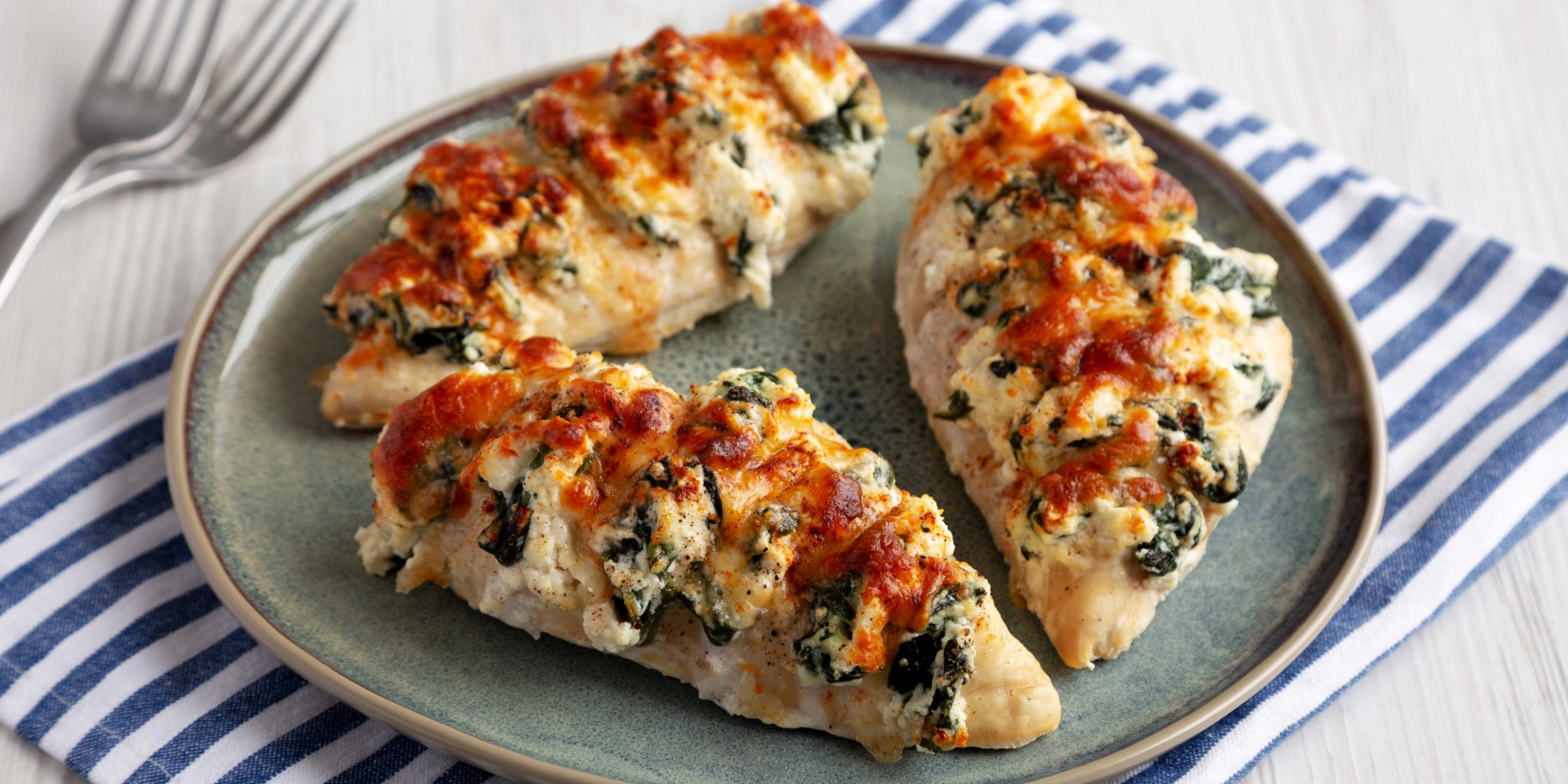 Курка гасельбек зі шпинатом і сиром