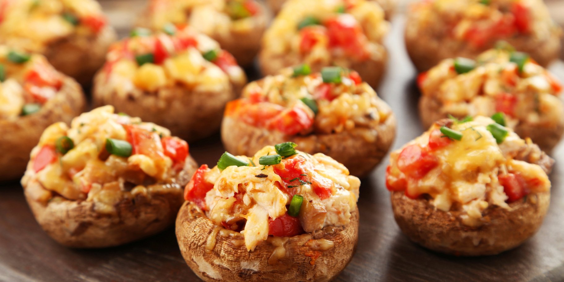 Гриби, фаршировані сиром та помідорами