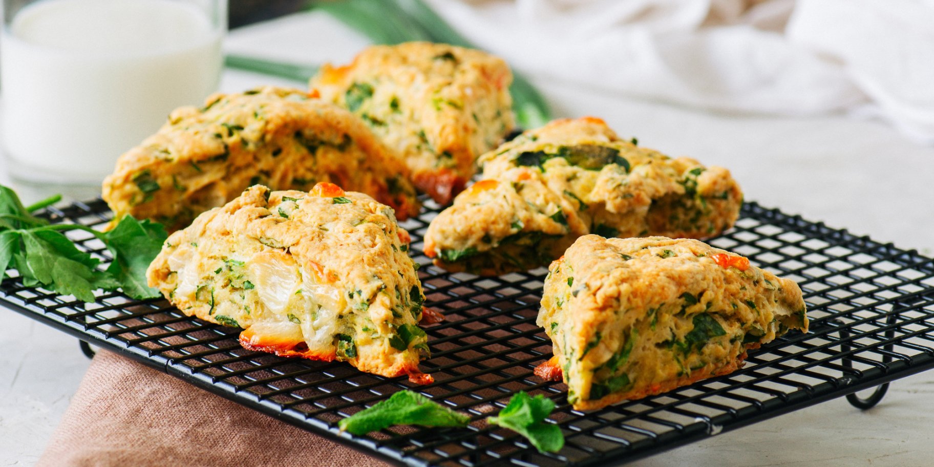 Булочки з черемшею та сиром