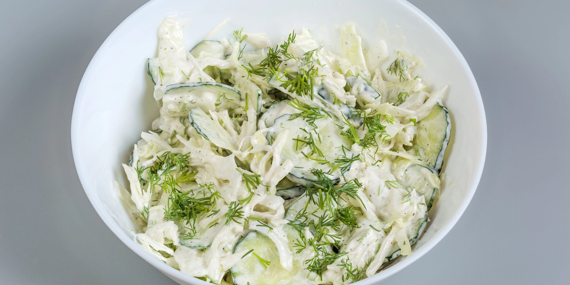 Салат з молодої капусти огірків
