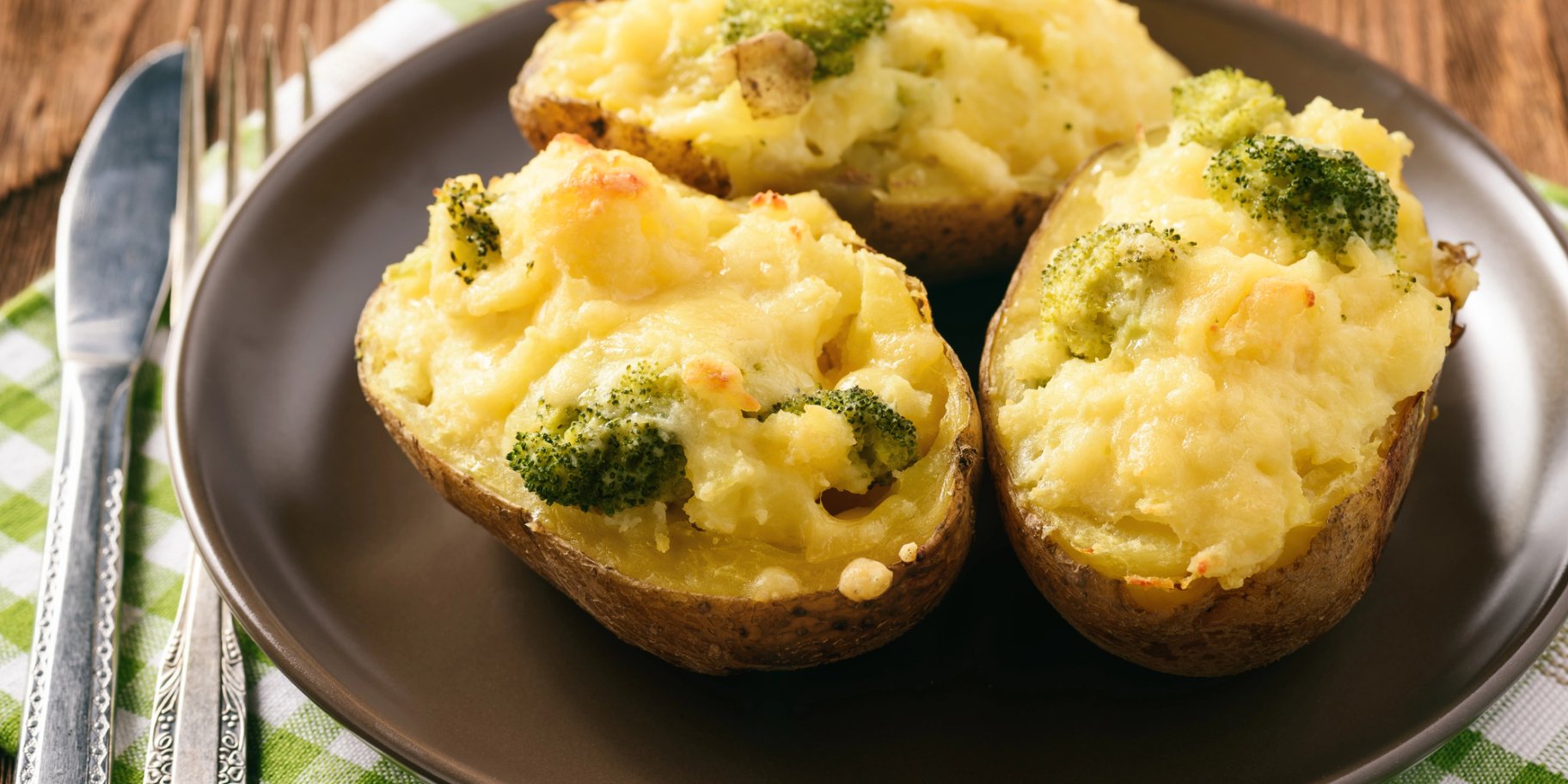 Двічі запечена фарширована картопля