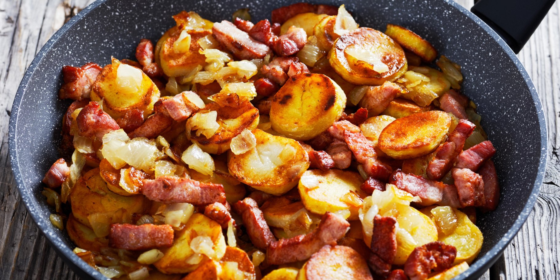Пательня з картоплею та ковбасками Смажена картопля з ковбасками