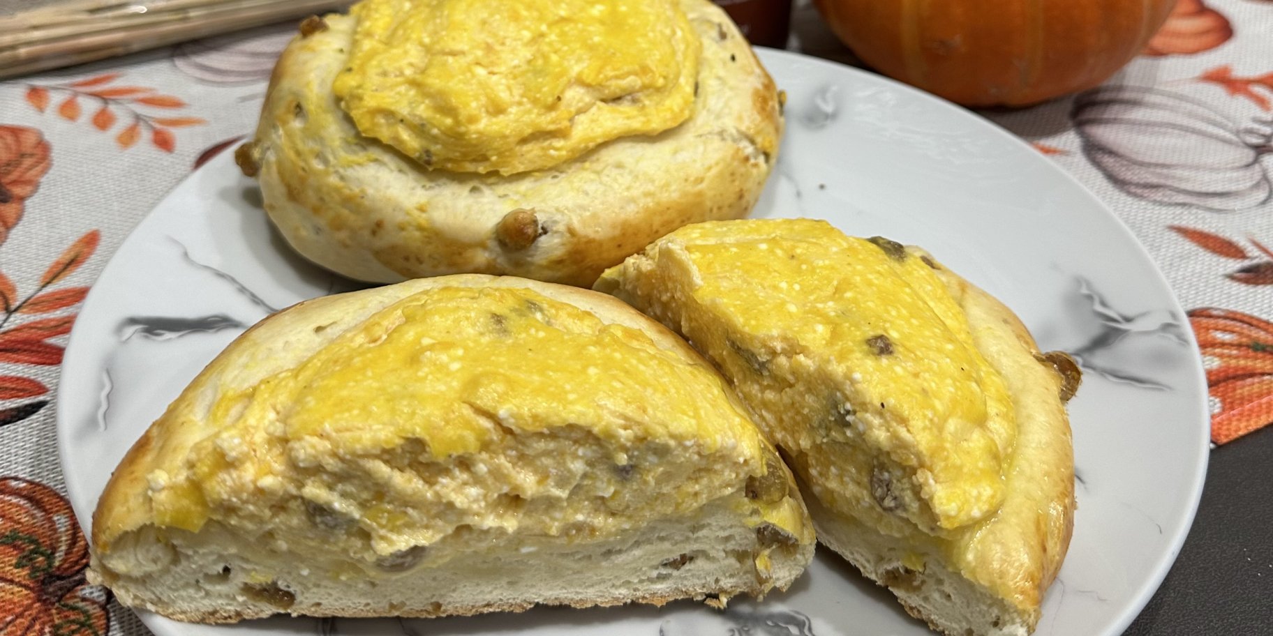 Ватрушки з сиром, родзинками і гарбузом