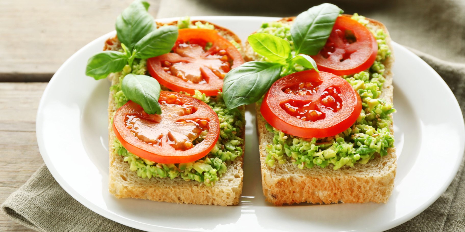 Тост з маринованими томатами та бобовою пастою