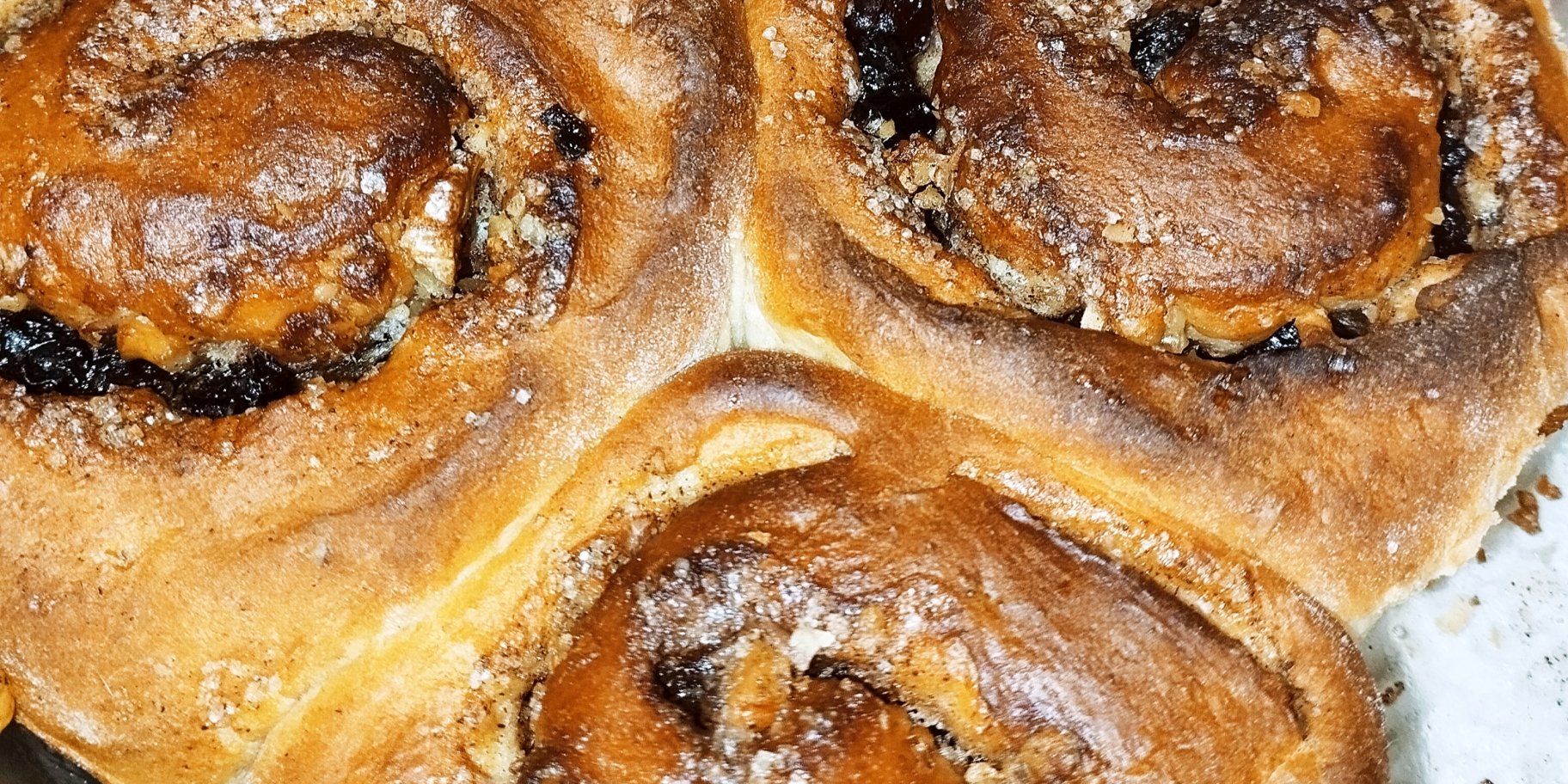 Булочки з корицею, горіхами та родзинками