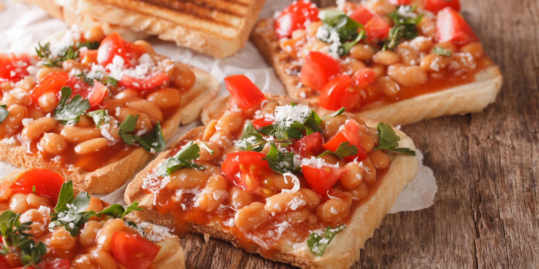 Тосканська квасоля з помідорами та рикотою