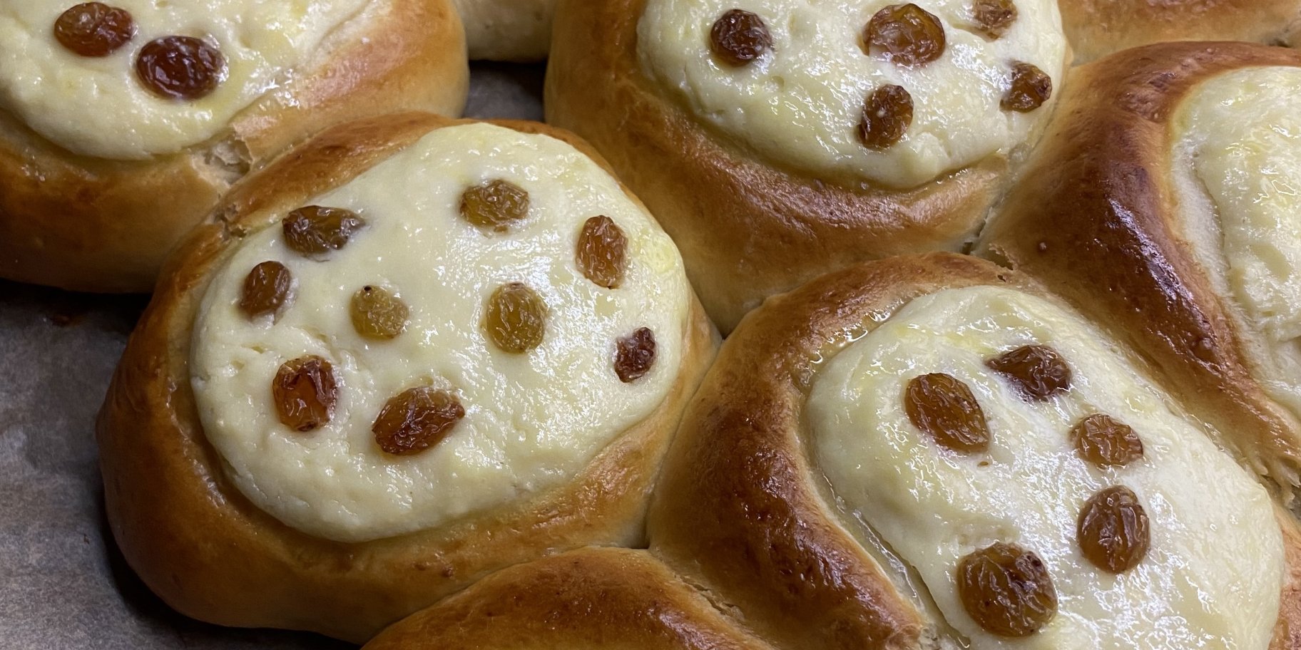 Ватрушки з сиром і родзинками Ватрушки з сиром і родзинками