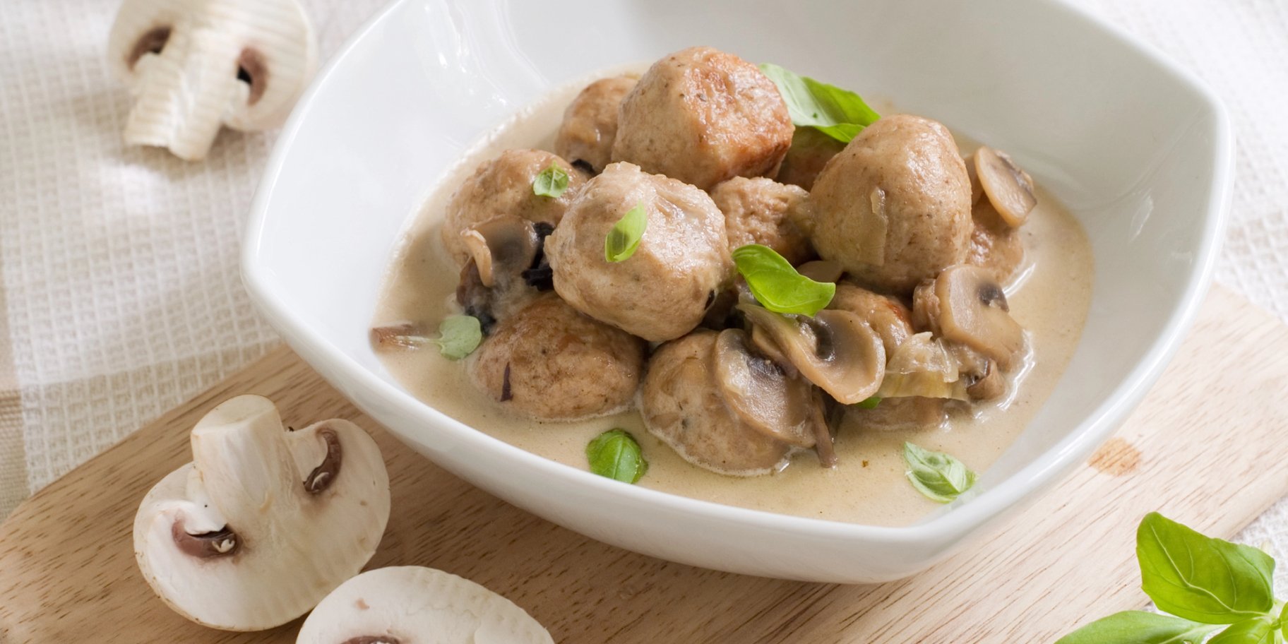 Курячі тефтелі у грибному соусі