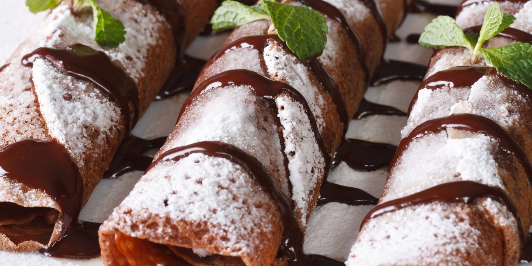 Шоколадні млинці з кремом матча