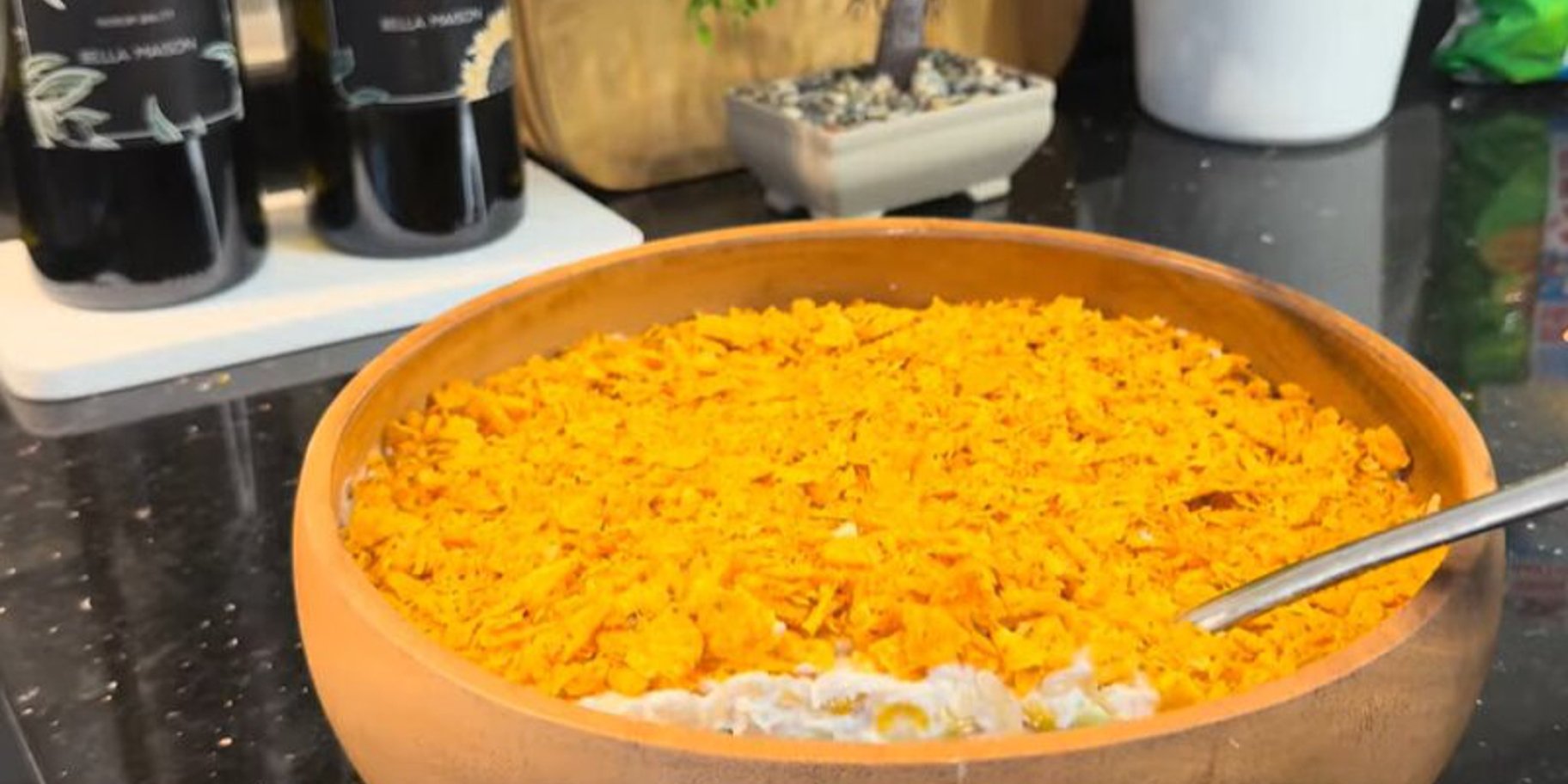 Салат з куркою і чипсами
