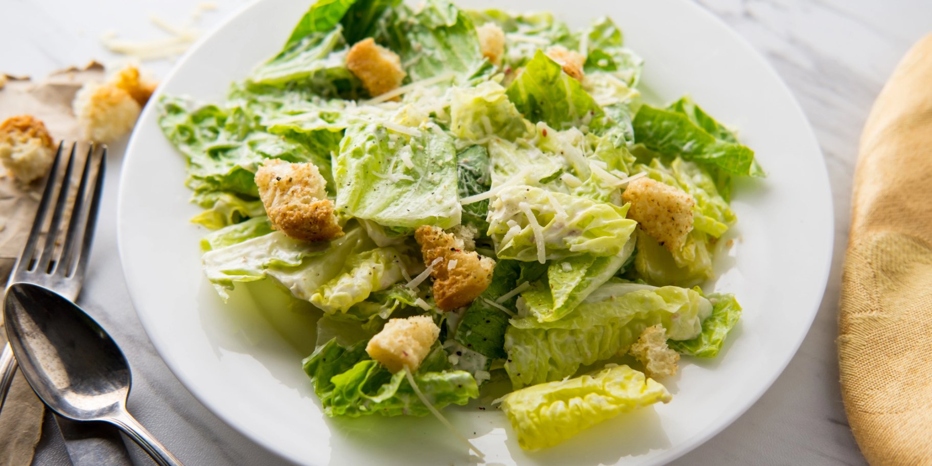 Салат "Цезар" із запеченою молодою капустою
