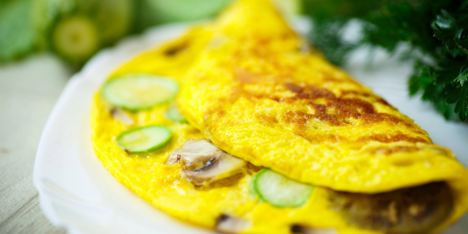 Омлет з грибами й кабачком