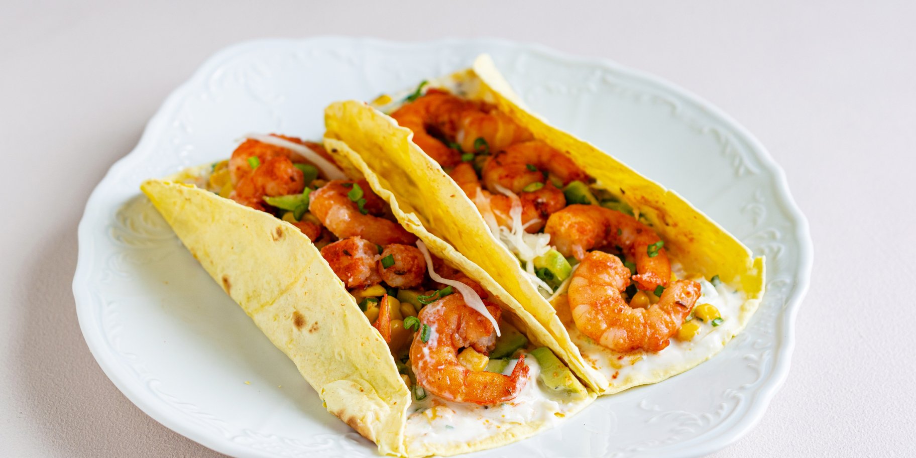 Тако з креветками, авокадо та кукурудзою