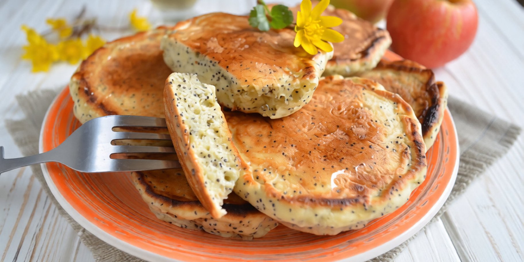 Оладки з маком і яблуками