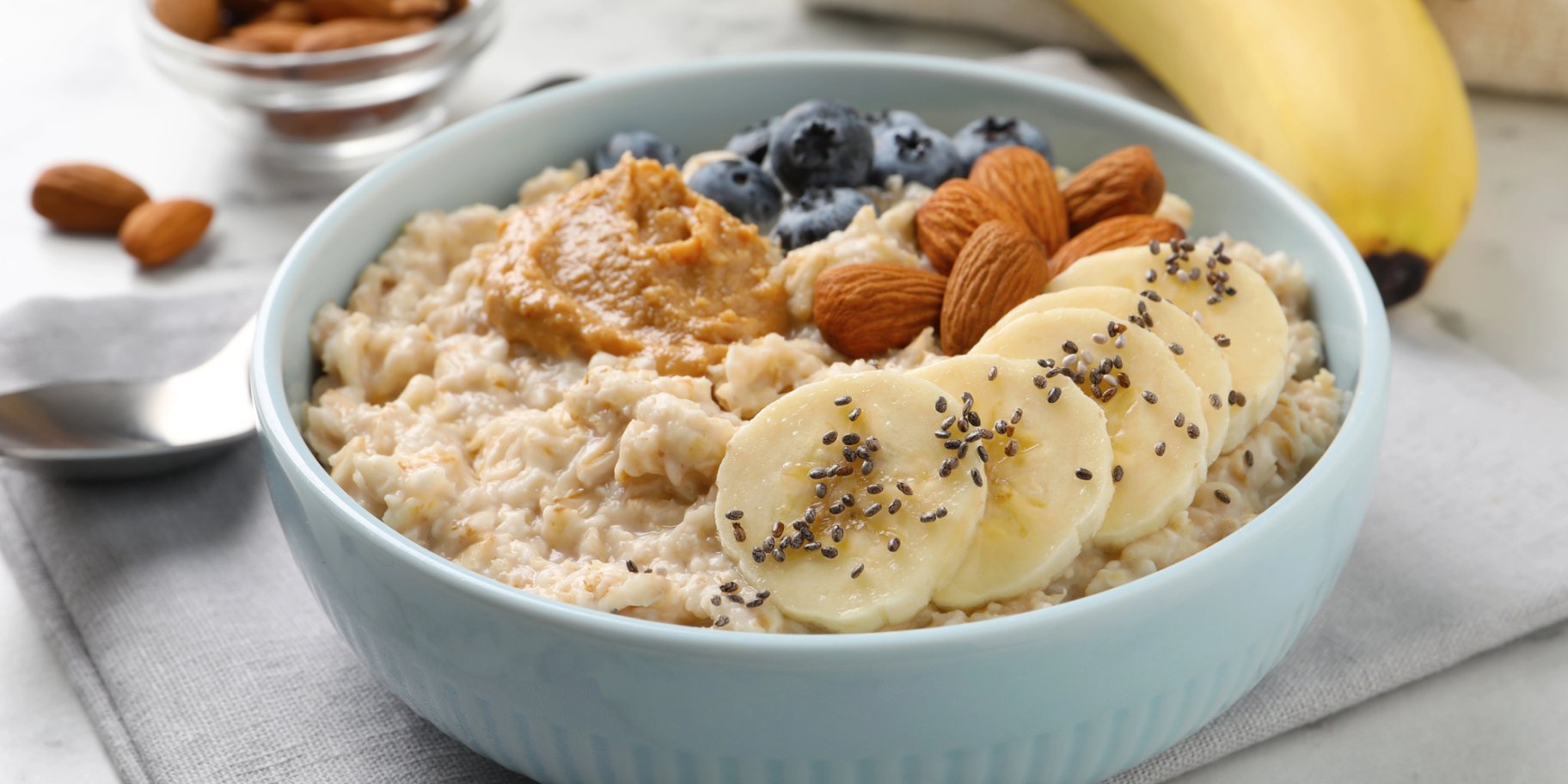 Вівсянка з бананом та арахісовою пастою