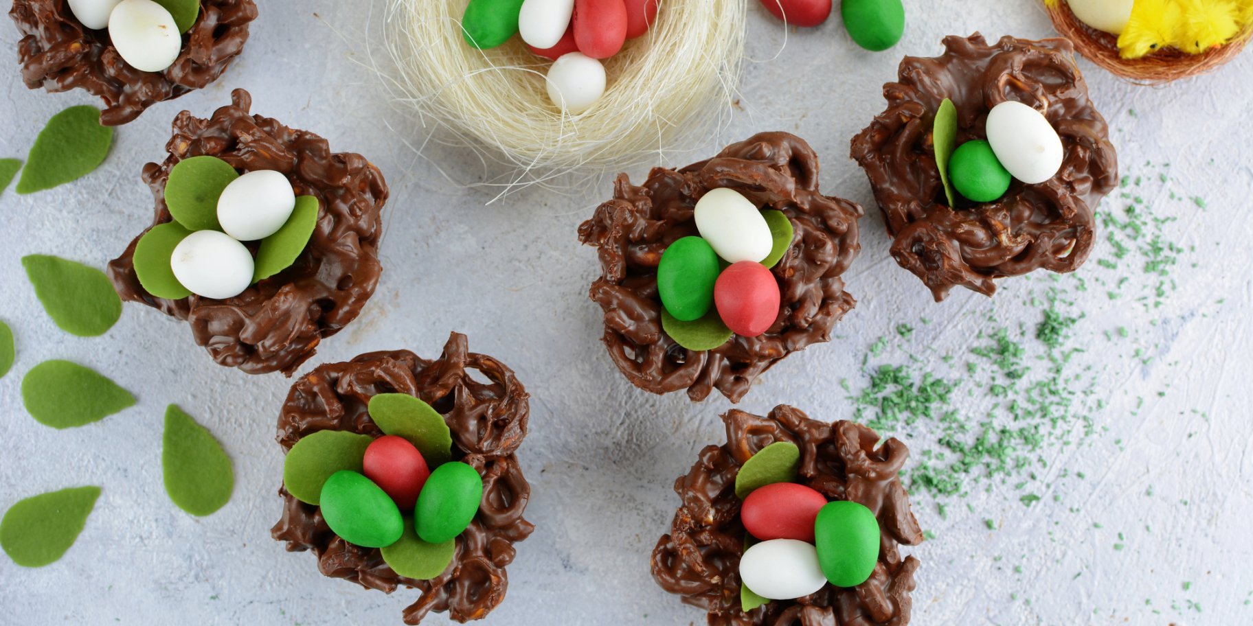 Шоколадні гнізда з арахісовою пастою