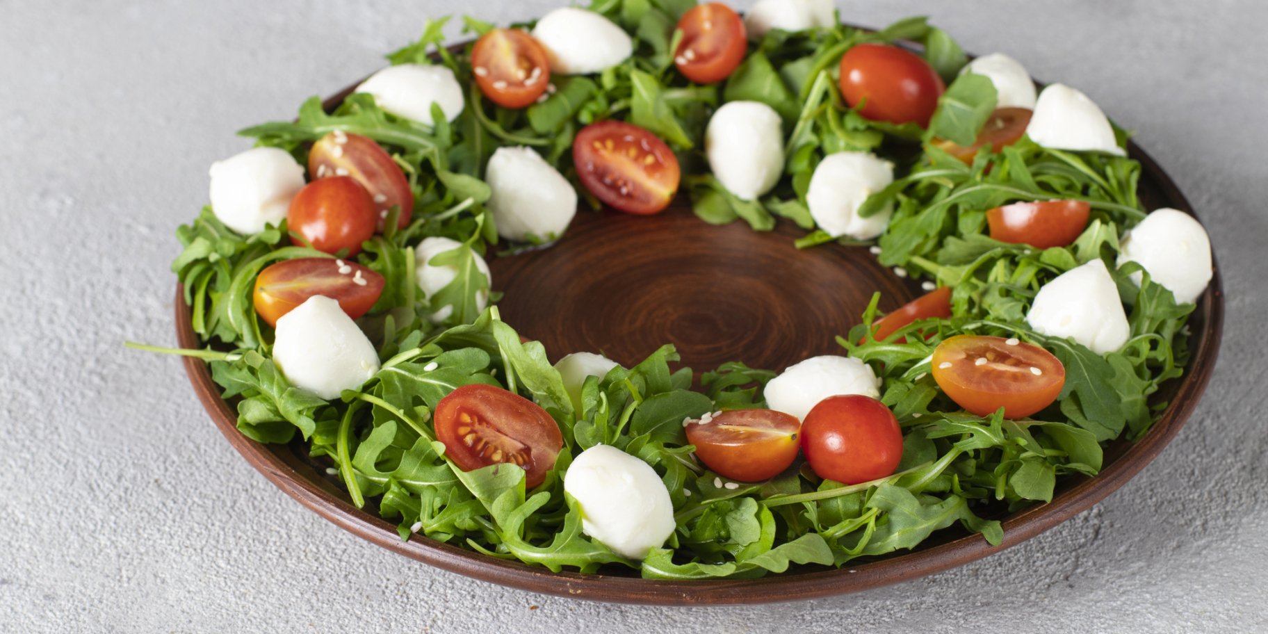 Новорічний салат-вінок з моцарелою, помідорами та горіхами